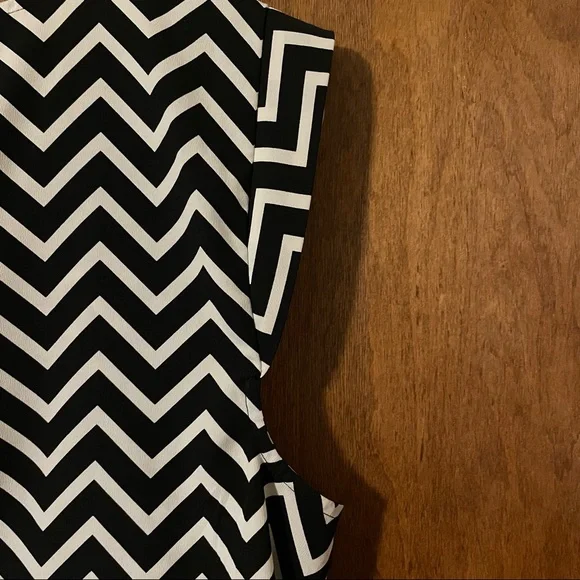 Candie’s Black and White Chevron Short Cap Sleeve Blouse - Picture 5 of 7